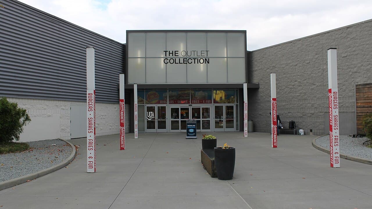 The Outlet Collection Seattle in Auburn, Washington