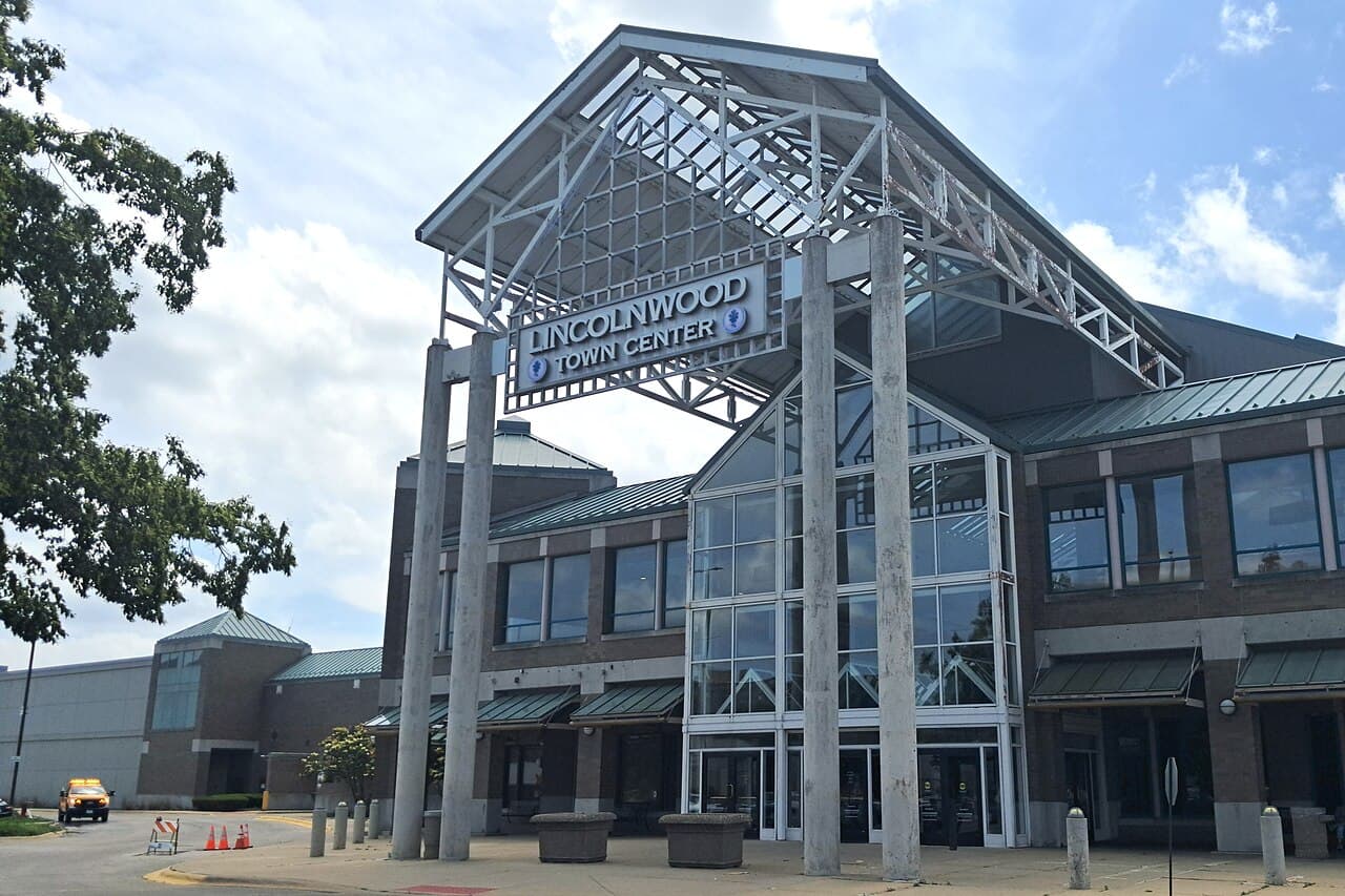 Lincolnwood Town Center in Lincolnwood, Illinois